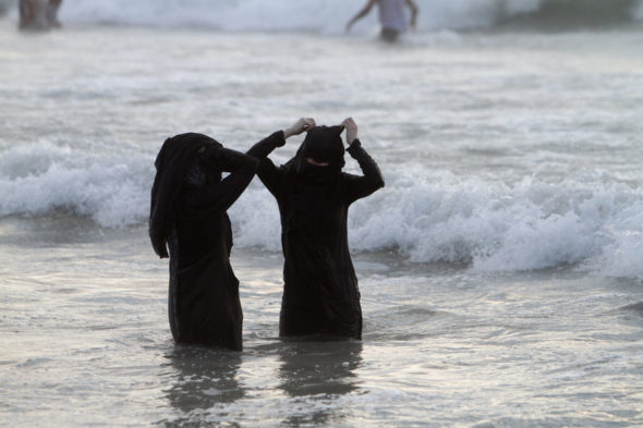 Zakaz przebywania w burkini na nadmorskiej plaży? To już jest przegięcie.