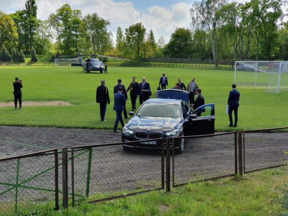 Czy Brudziński poleciał policyjnym Black Hawk’iem na kiełbaski przy ognisku z Kaczyńskim?